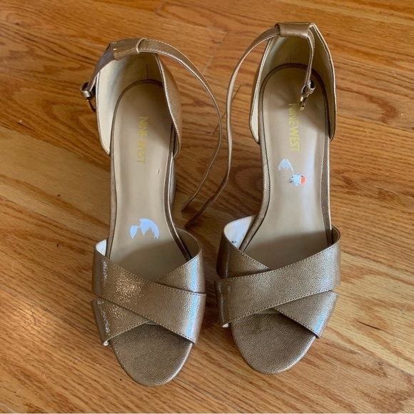 Nine West gold wedge sandals​​​ - Picture 2 of 5
